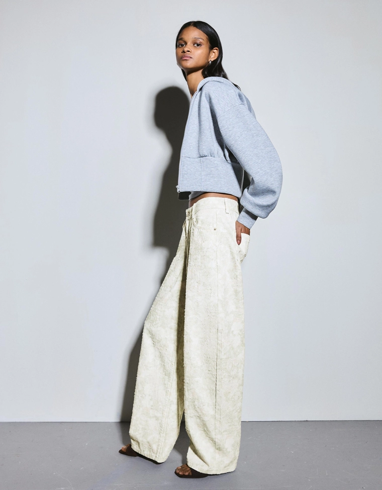 Джинсы свободного кроя с низкой посадкой и принтом