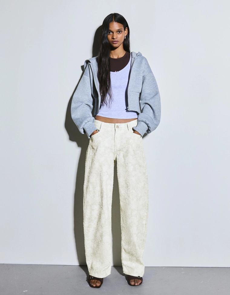 Джинсы свободного кроя с низкой посадкой и принтом