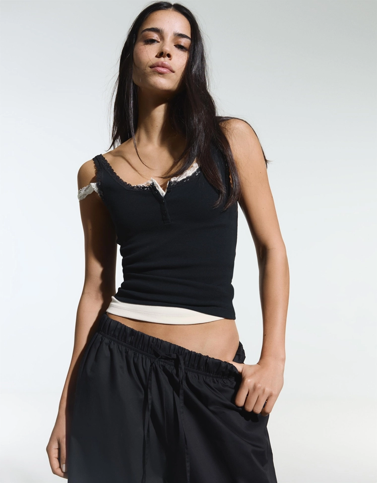 Топ на бретелях с воротником на пуговицах и кружевом