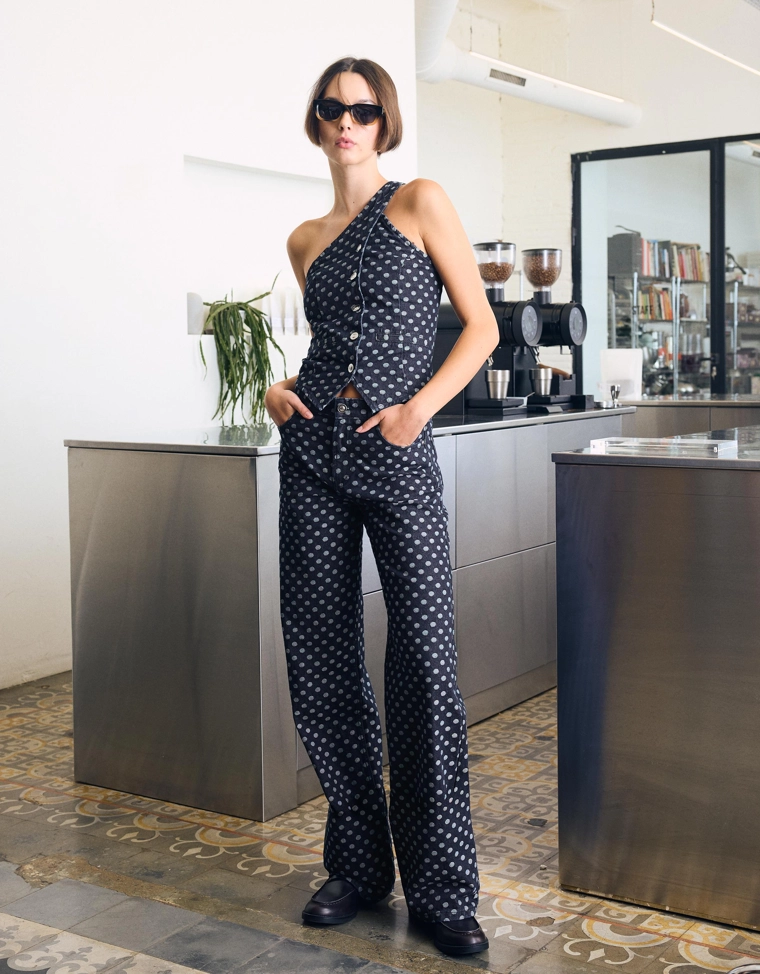 Джинсовый топ асимметричного кроя в горошек