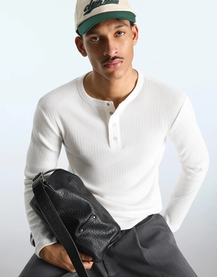 Футболка из рельефной ткани с длинными рукавами- Заказать в России