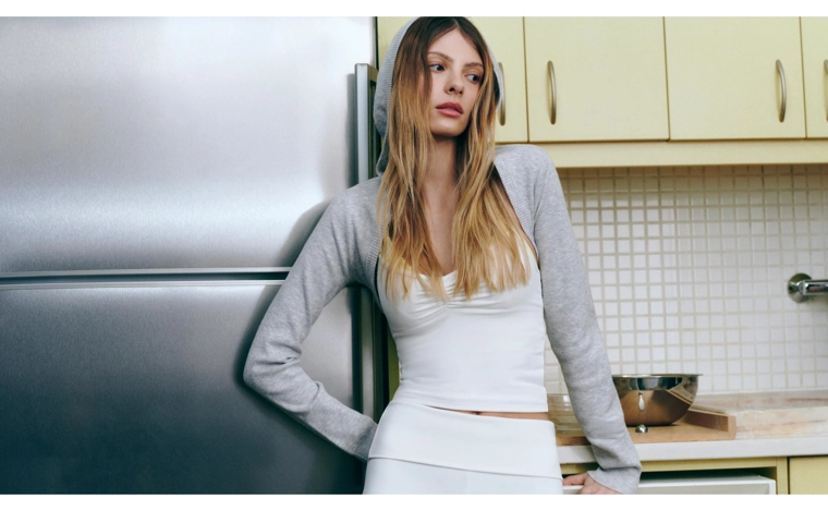 Короткий кардиган с капюшоном