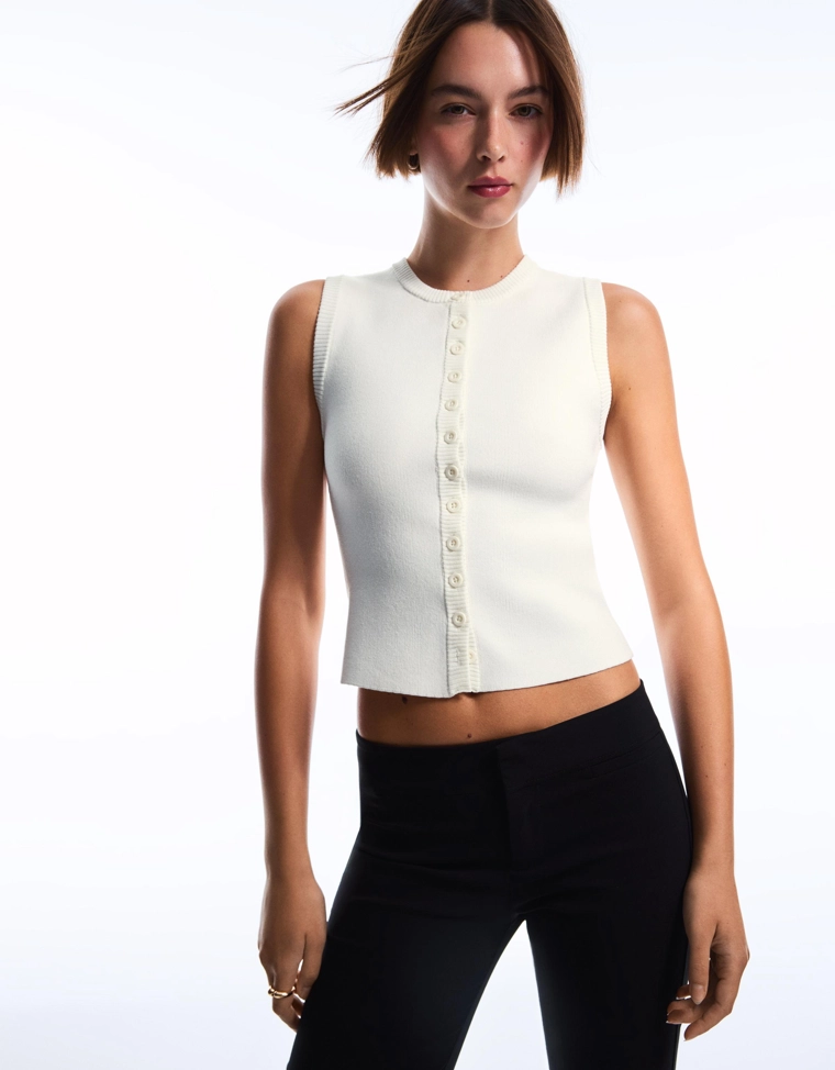 Жилет с круглым вырезом и пуговицами