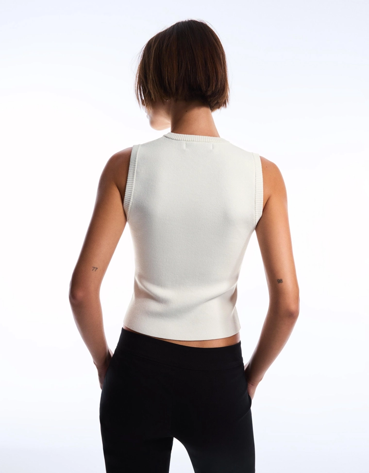 Жилет с круглым вырезом и пуговицами