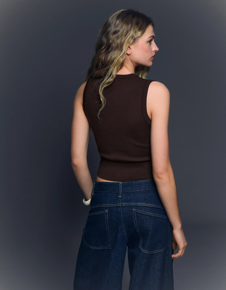 Жилет с круглым вырезом и пуговицами