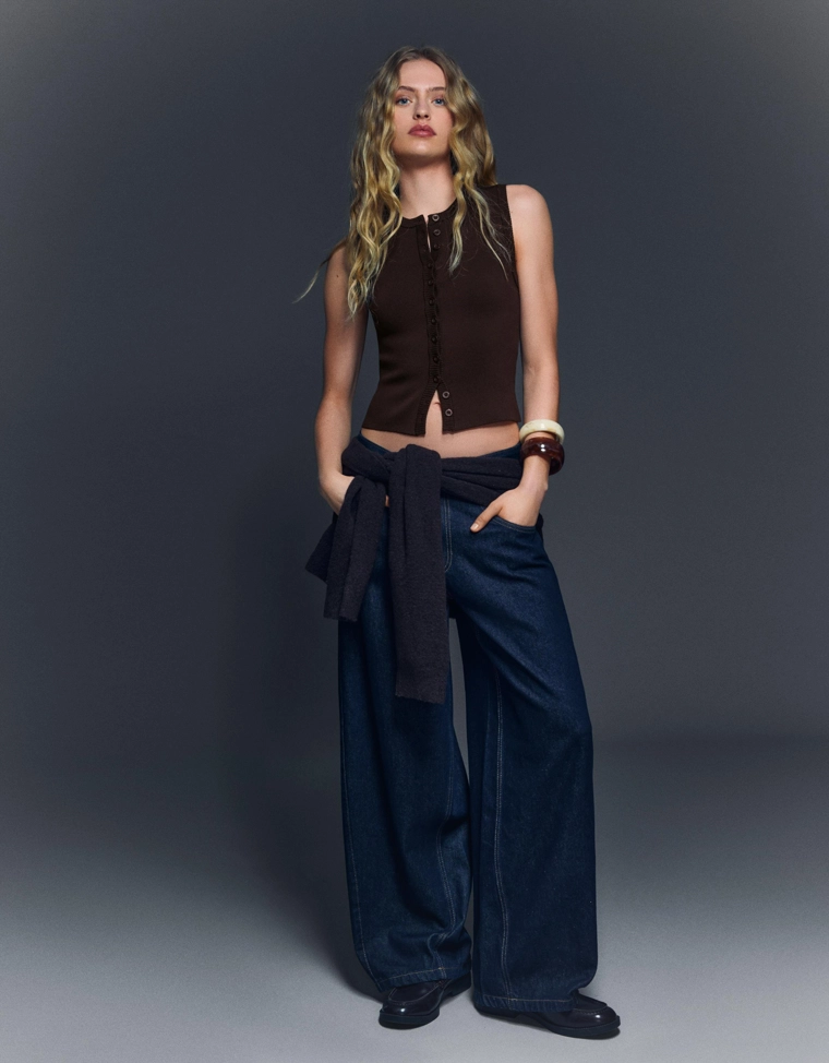 Жилет с круглым вырезом и пуговицами