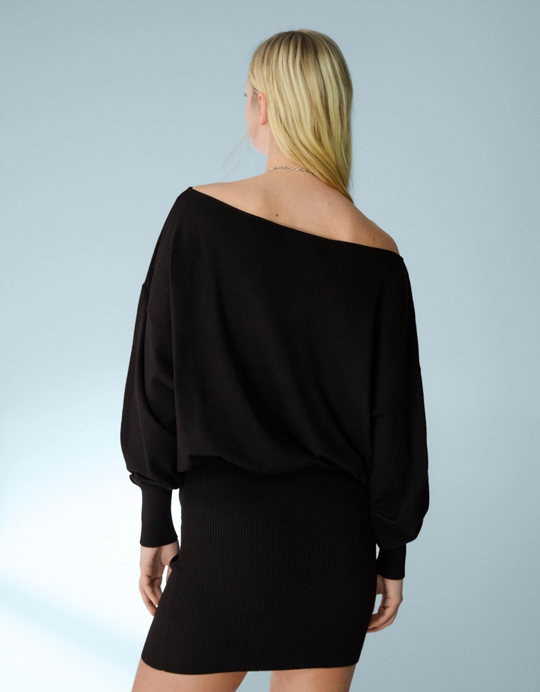 Мини-платье асимметричного кроя в рубчик