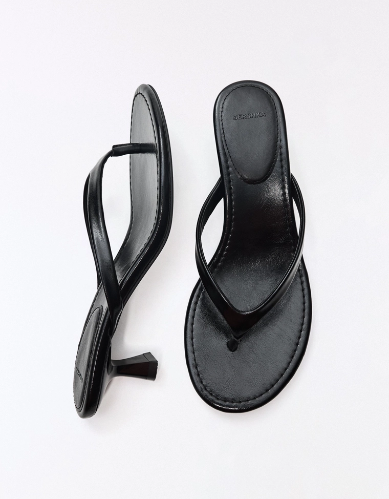 Сандалии на каблуке-стринги