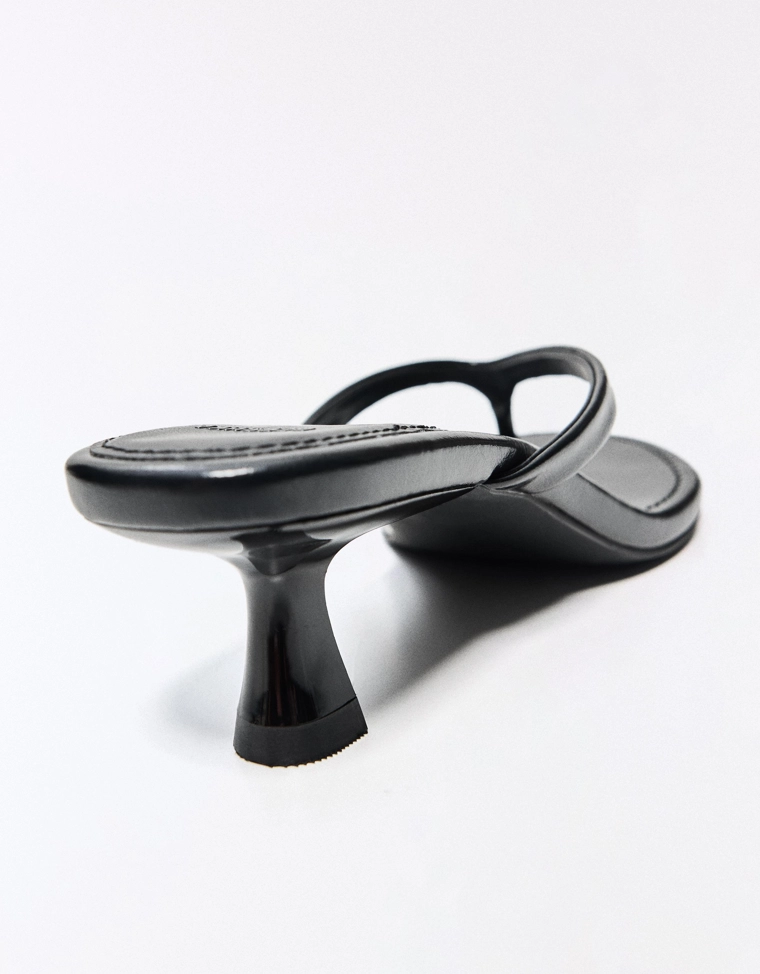 Сандалии на каблуке-стринги