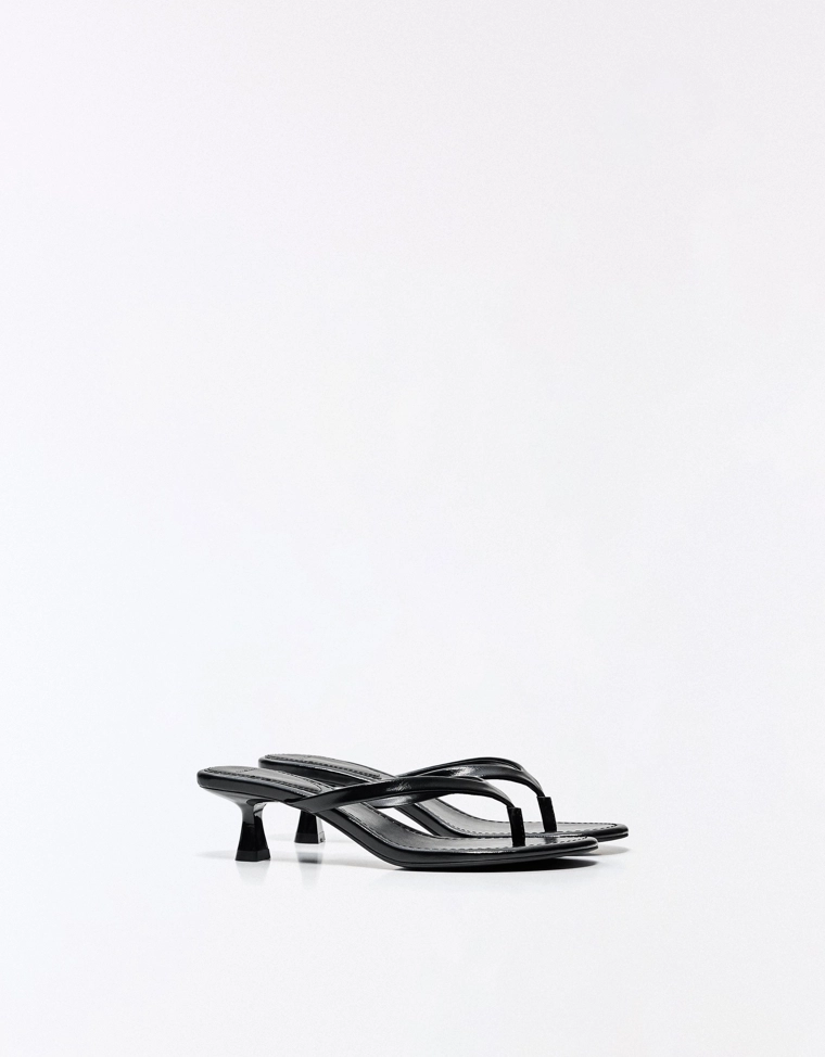 Сандалии на каблуке-стринги