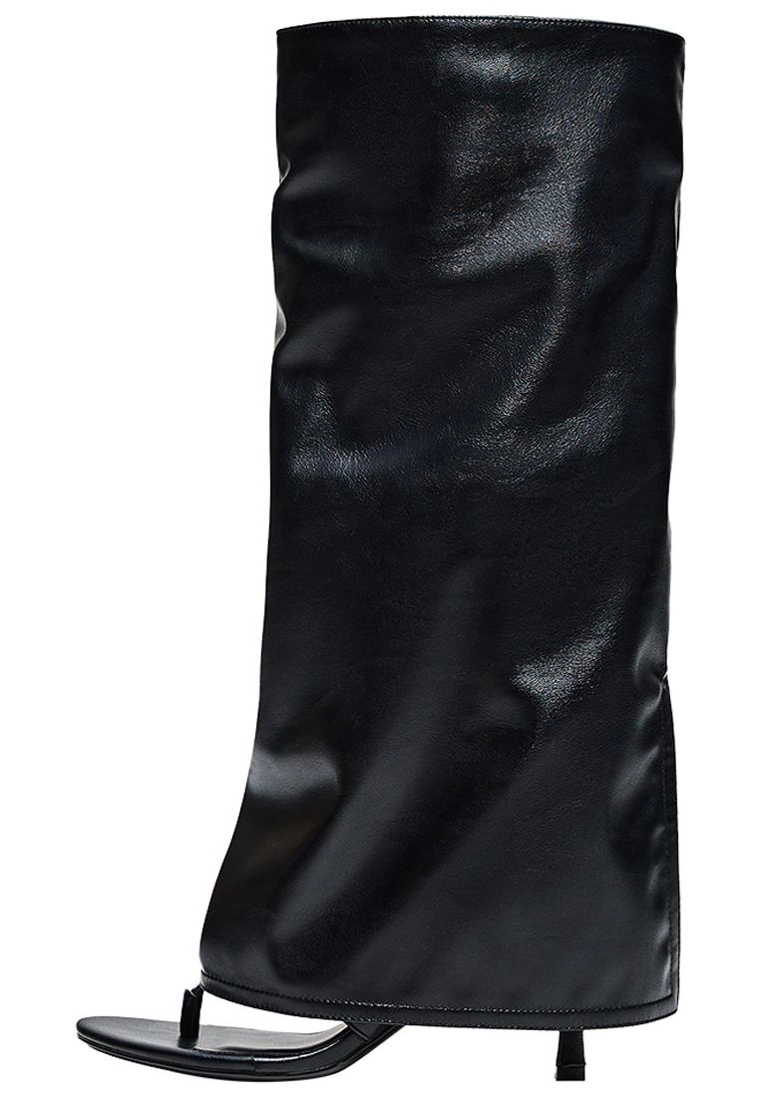 Босоножки на каблуке с ремешком между пальцами