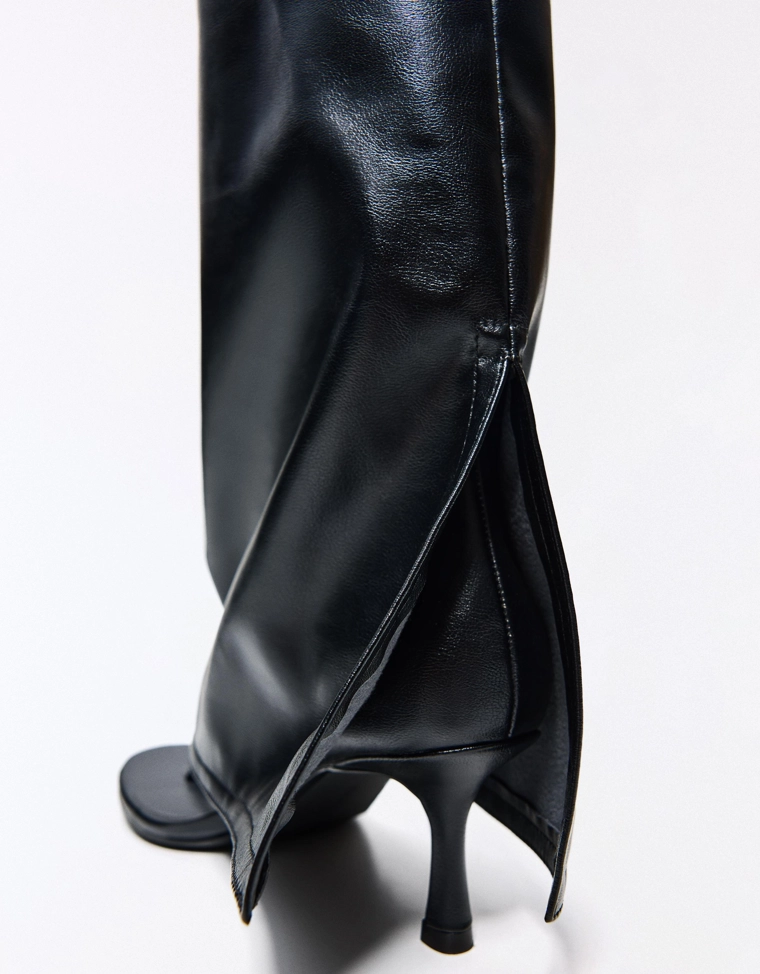 Босоножки на каблуке с ремешком между пальцами