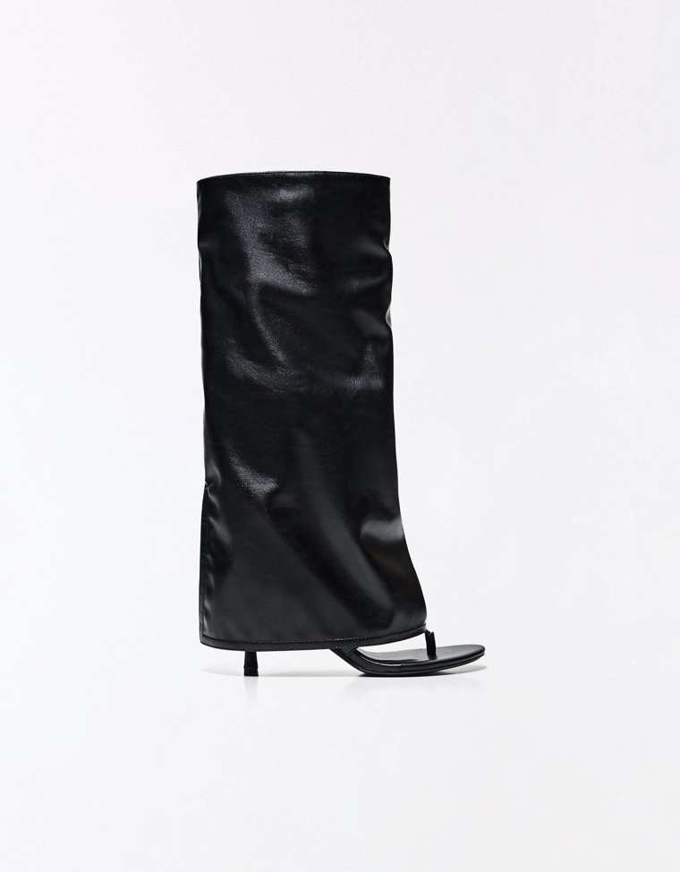 Босоножки на каблуке с ремешком между пальцами