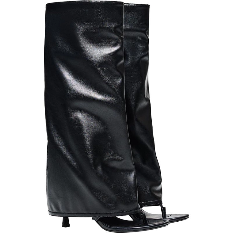 Босоножки на каблуке с ремешком между пальцами