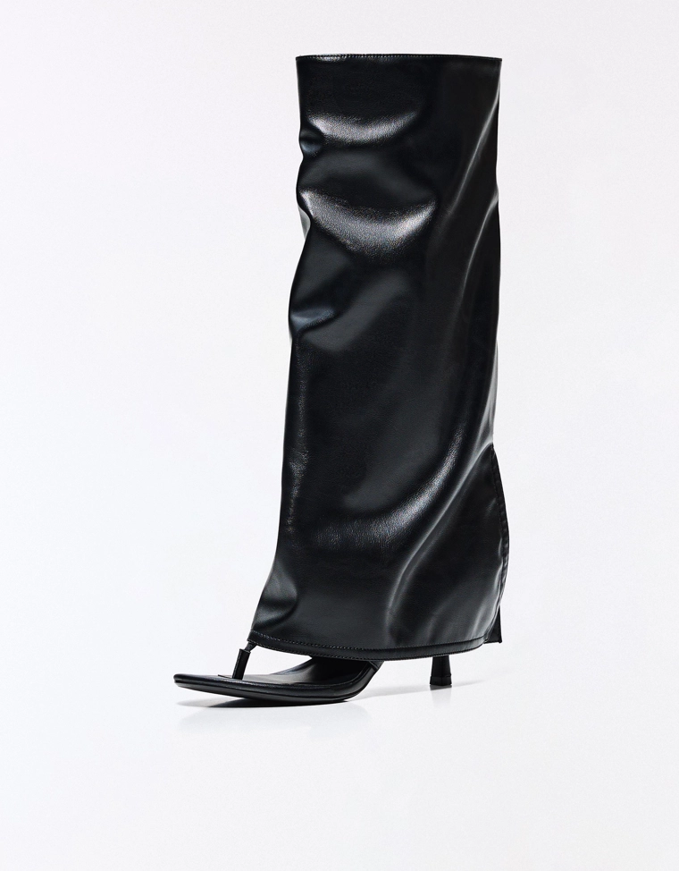 Босоножки на каблуке с ремешком между пальцами