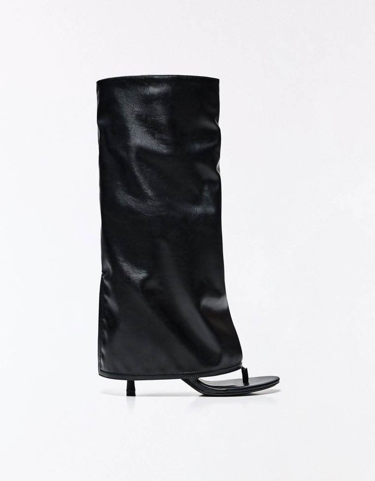 Босоножки на каблуке с ремешком между пальцами