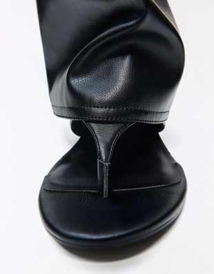 Босоножки на каблуке с ремешком между пальцами- Заказать в России