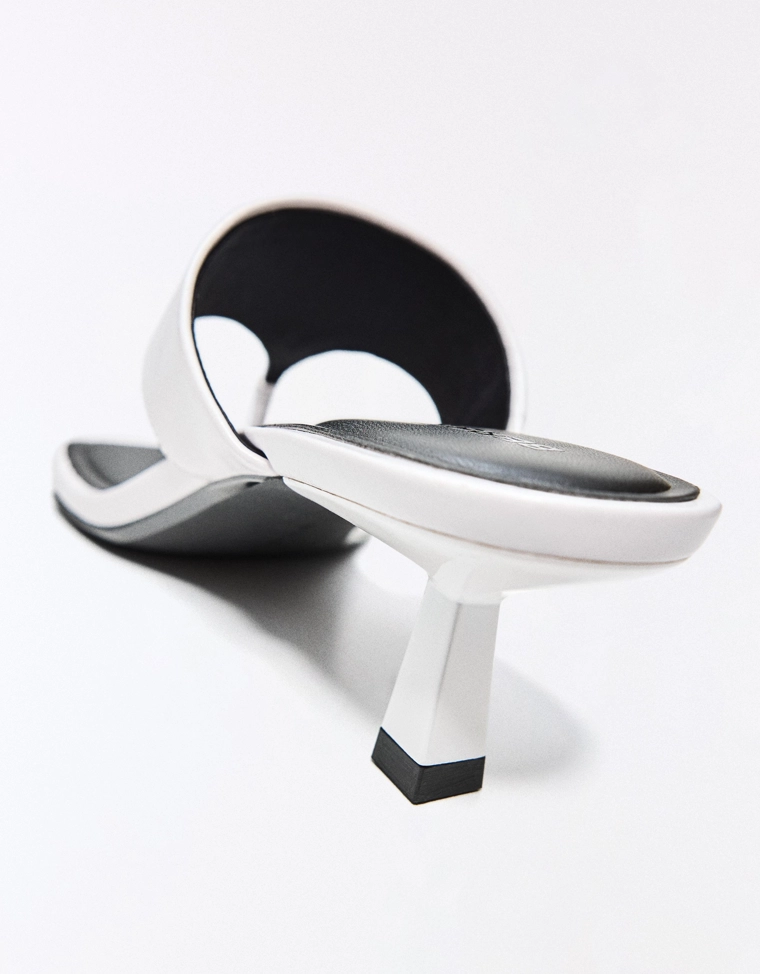 Сандалии на среднем тонком каблуке