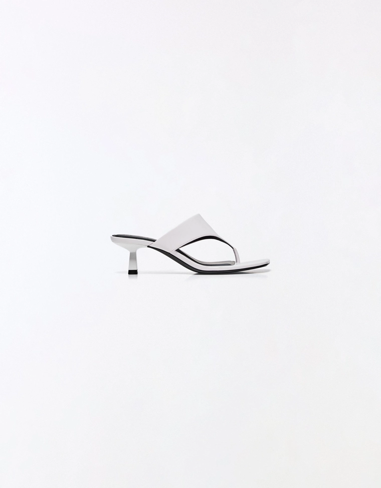 Сандалии на среднем тонком каблуке