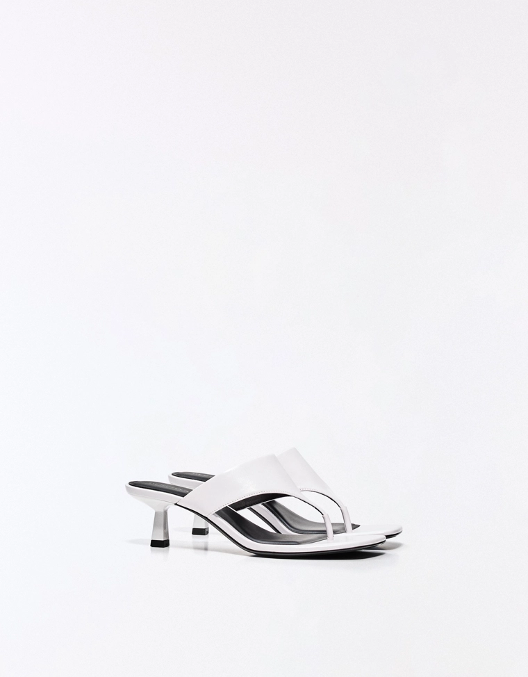 Сандалии на среднем тонком каблуке