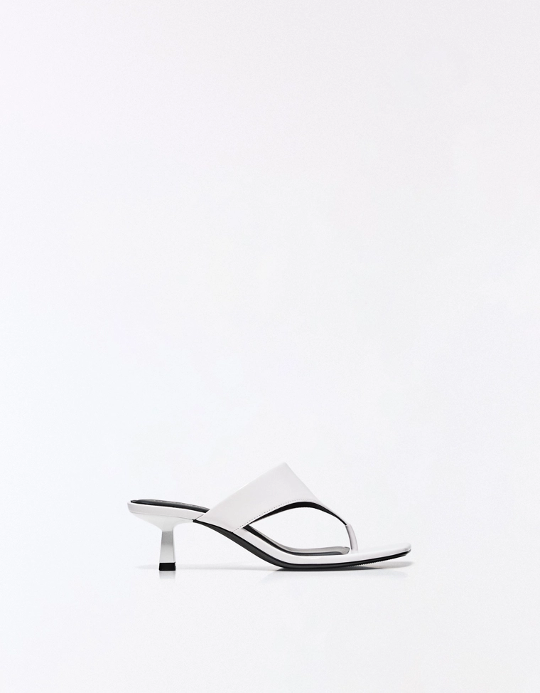 Сандалии на среднем тонком каблуке