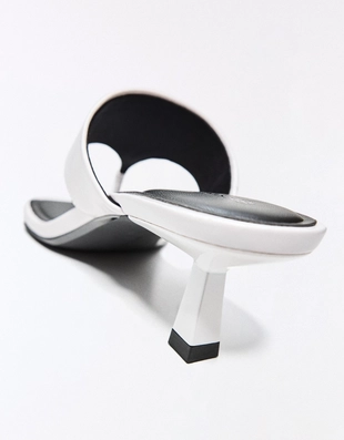 Сандалии на среднем тонком каблуке- Заказать в России