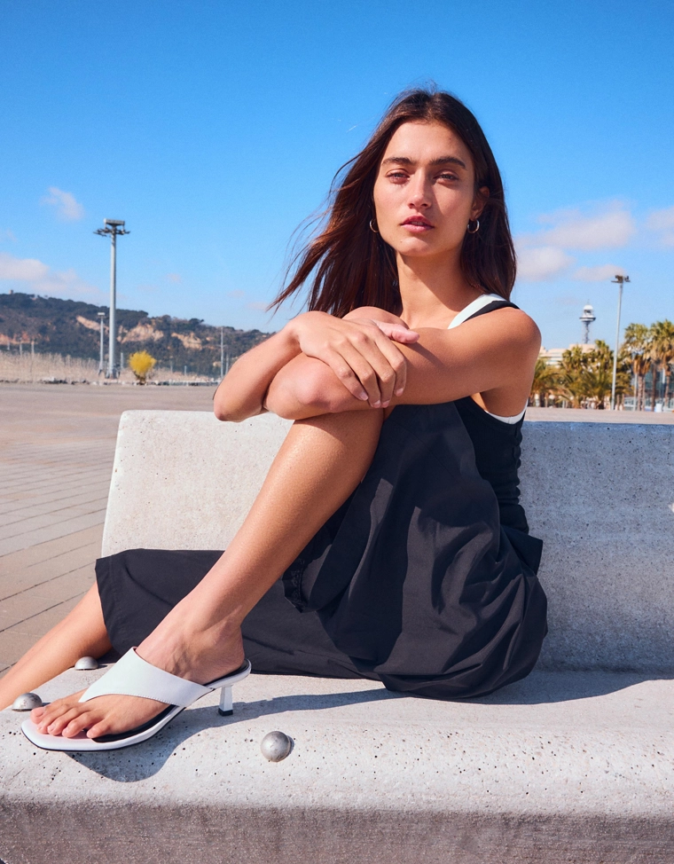 Сандалии на среднем тонком каблуке