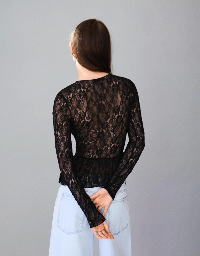 Лонгслив с кружевом и воланами