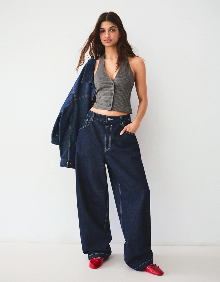 Приталенный жилет в клетку с горловиной халтер