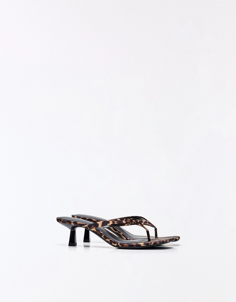 Сандалии на каблуке-стринги