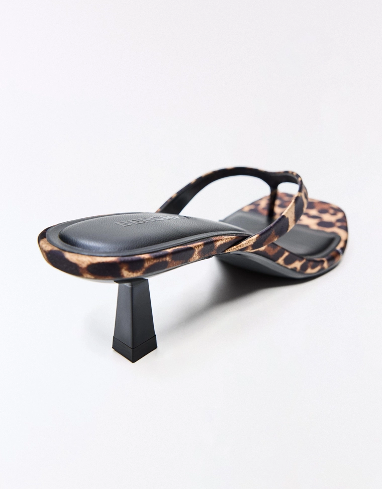 Сандалии на каблуке-стринги