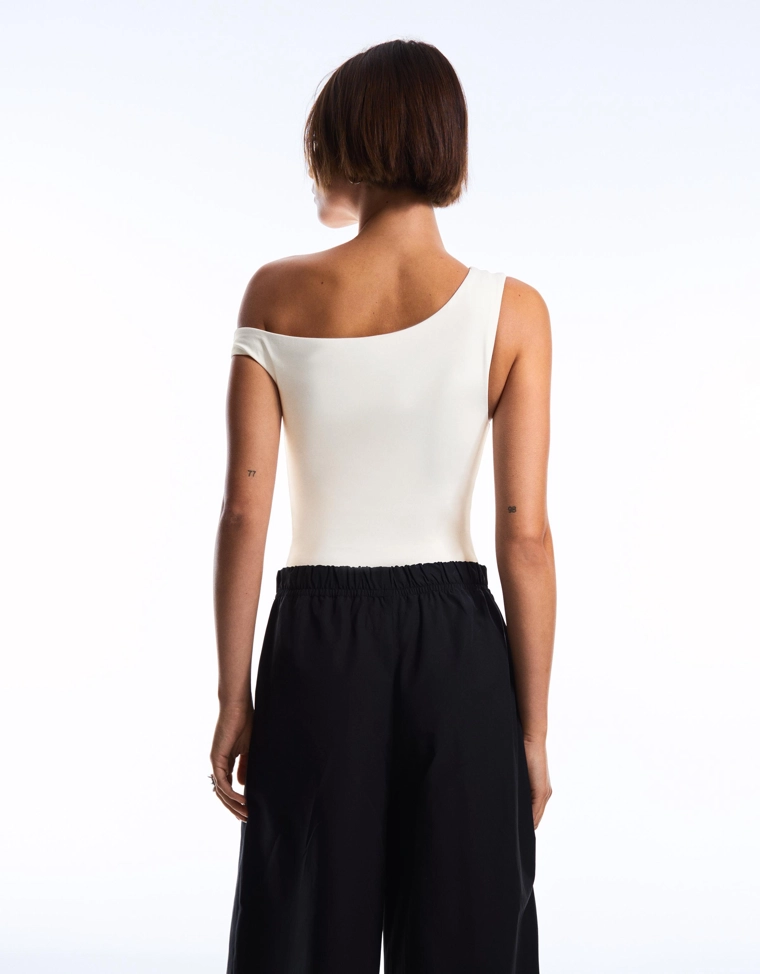 Боди асимметричного кроя с бретелью и сборками