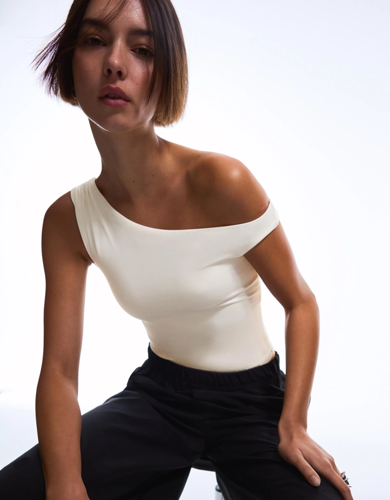 Боди асимметричного кроя с бретелью и сборками