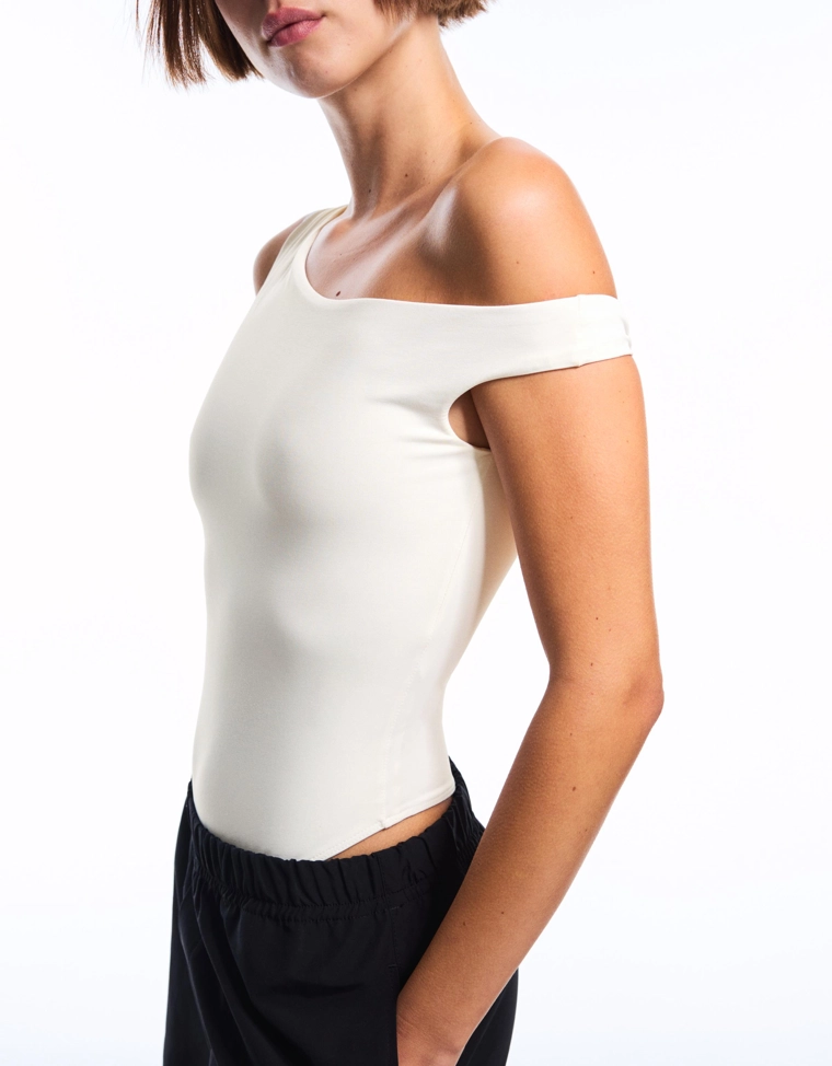 Боди асимметричного кроя с бретелью и сборками