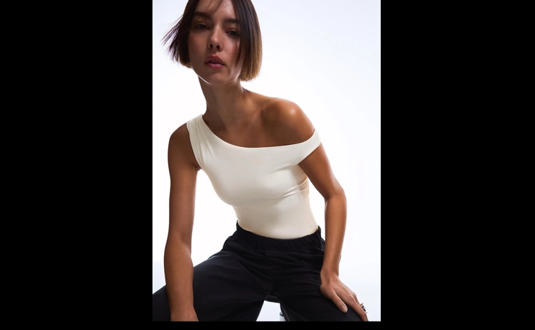 Боди асимметричного кроя с бретелью и сборками