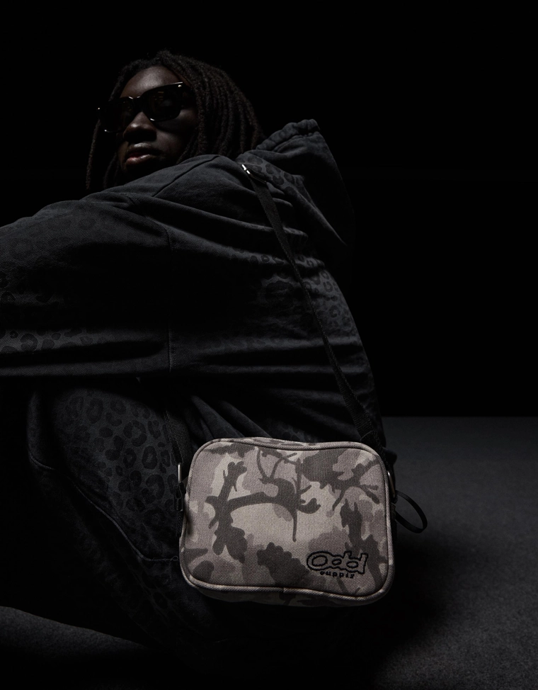 Сумка с ремнем через плечо и принтом