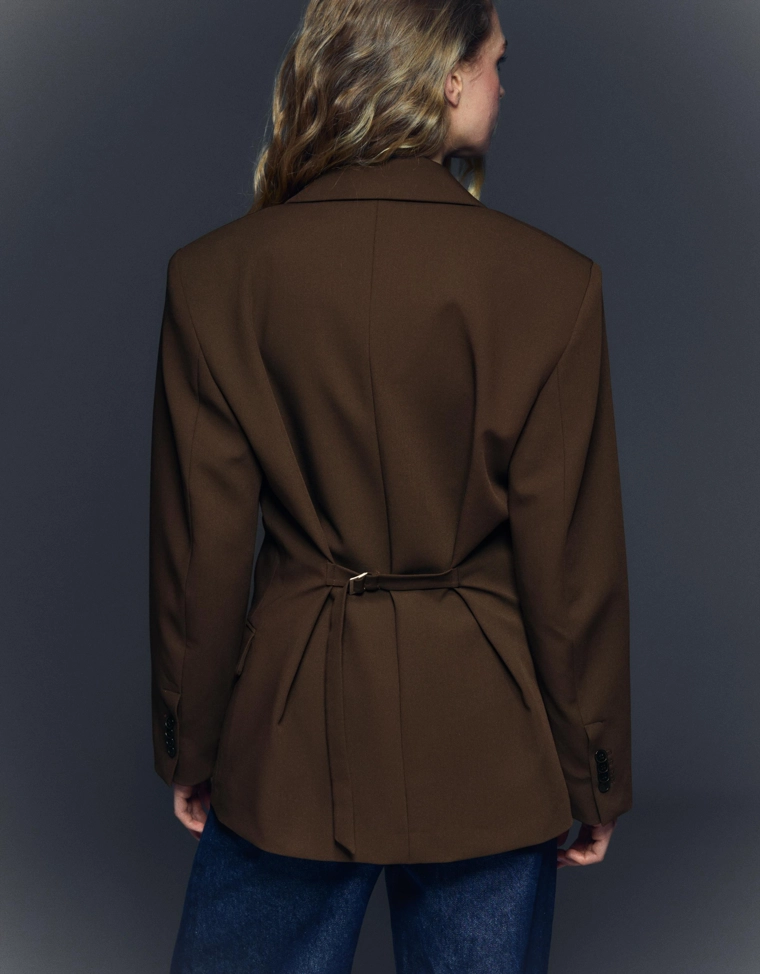 Блейзер с пряжкой сзади