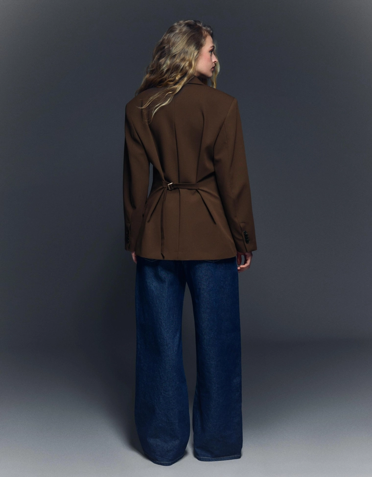 Блейзер с пряжкой сзади