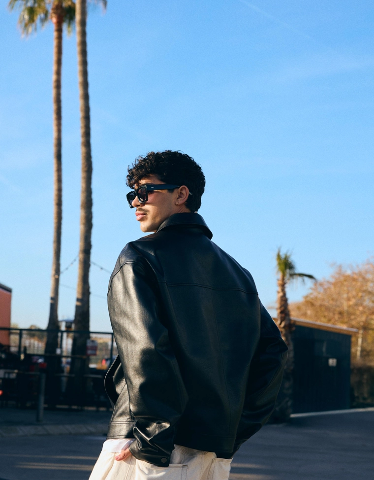 Куртка геометрического кроя из искусственной кожи