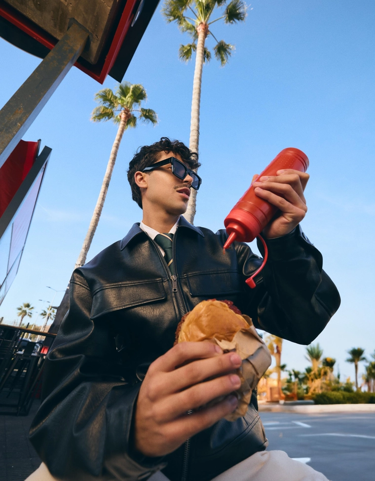 Куртка геометрического кроя из искусственной кожи