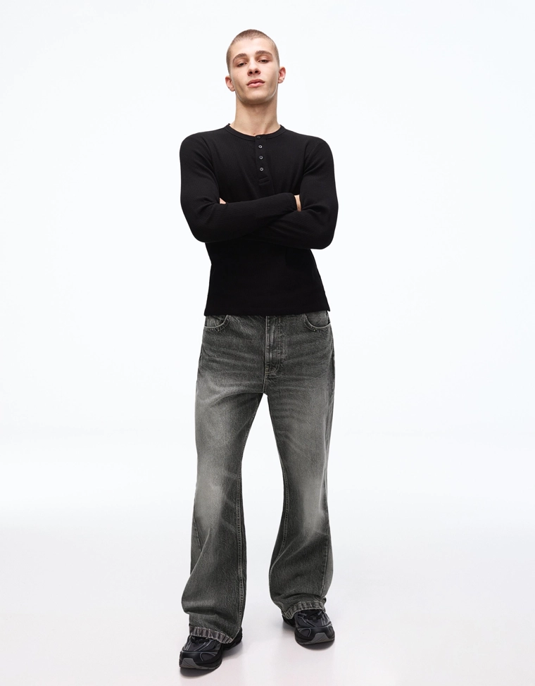 Расклешенные джинсы свободного кроя