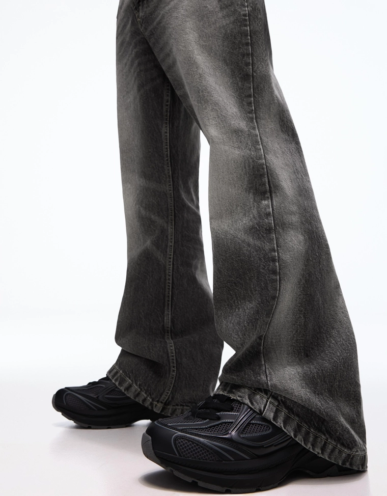 Расклешенные джинсы свободного кроя