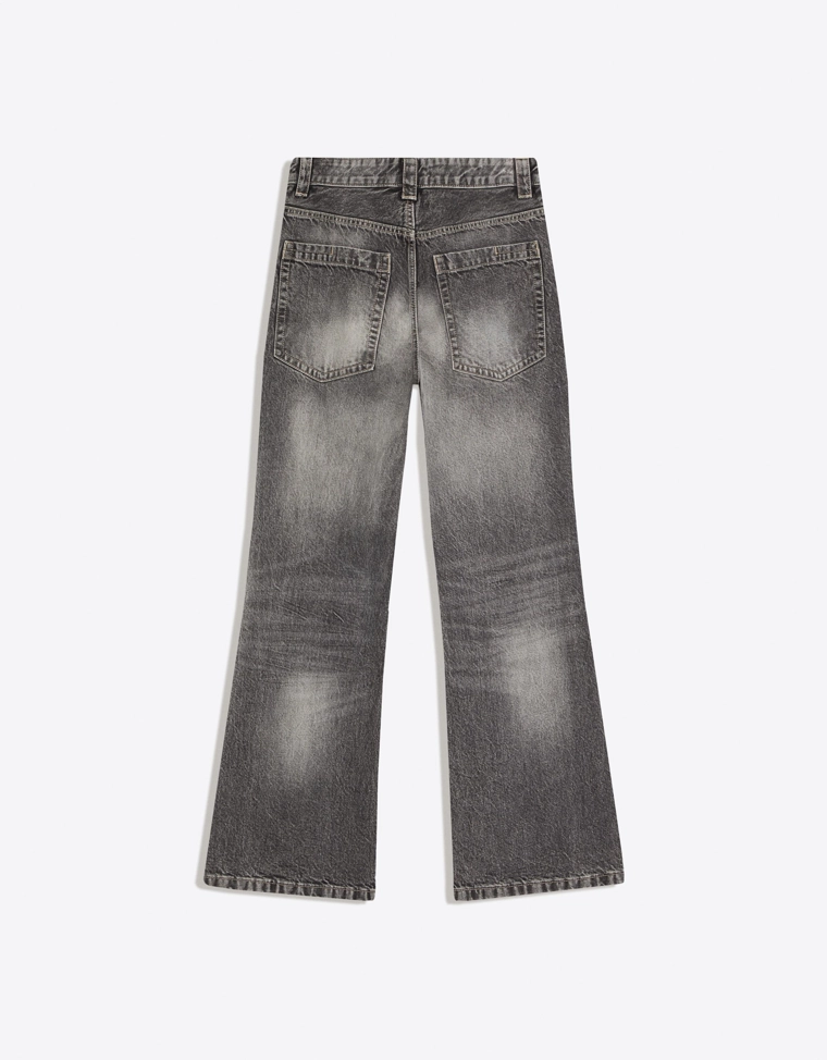 Расклешенные джинсы свободного кроя