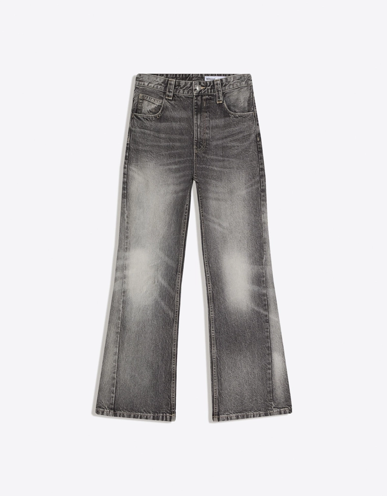 Расклешенные джинсы свободного кроя