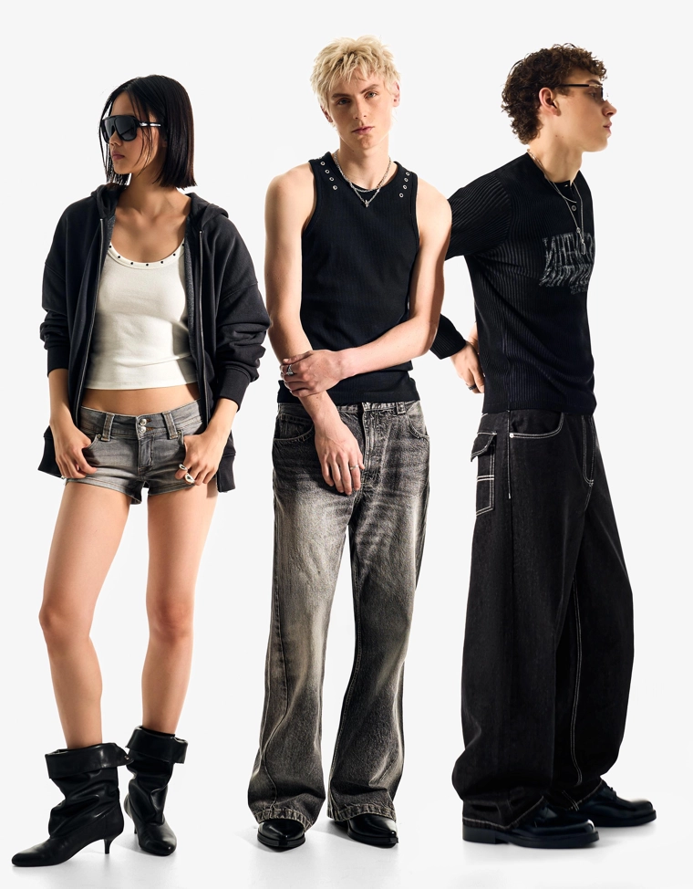 Расклешенные джинсы свободного кроя