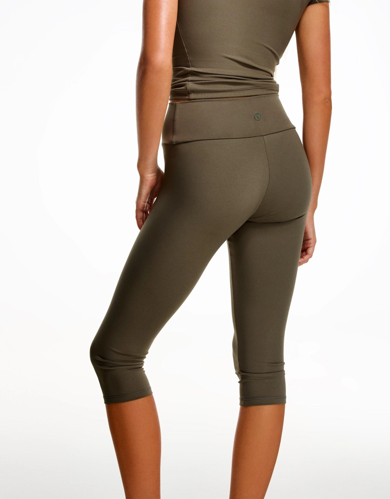 Брюки капри из высокотехнологичной ткани