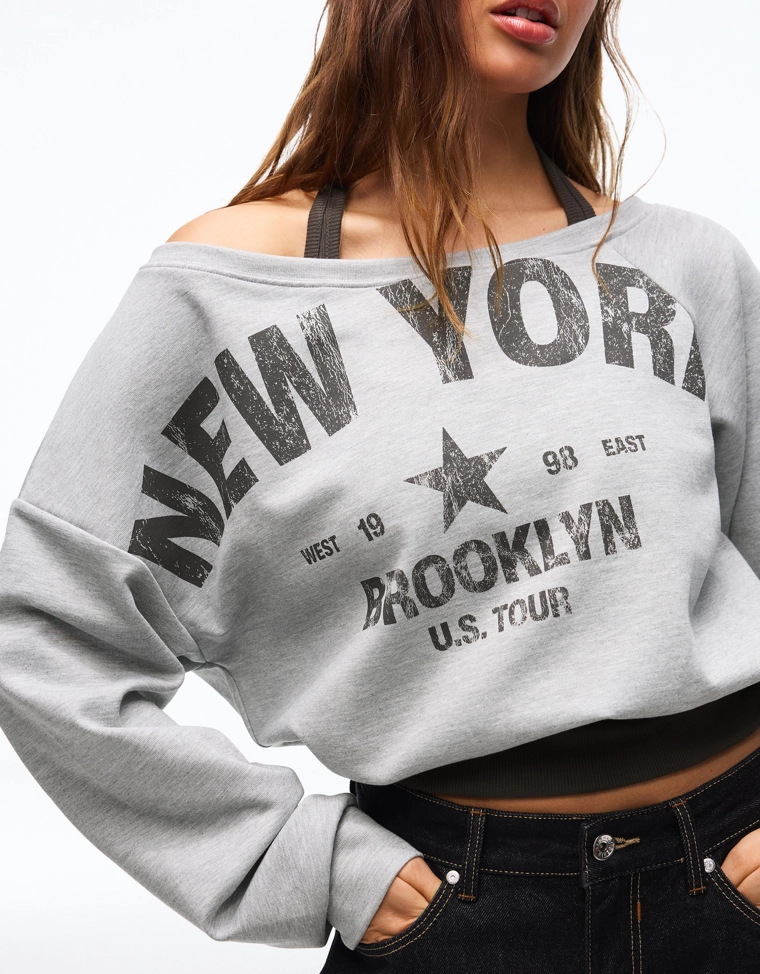 Асимметричный свитер с поясом и принтом