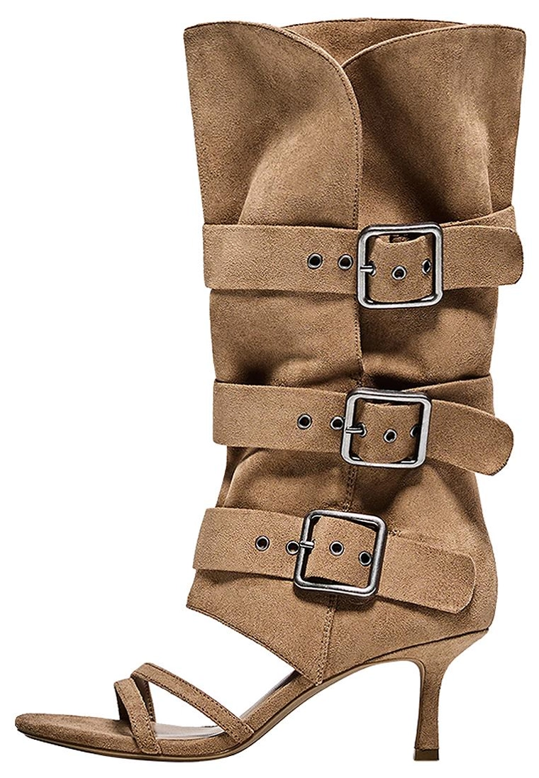 Босоножки на каблуке с широким верхом и пряжками