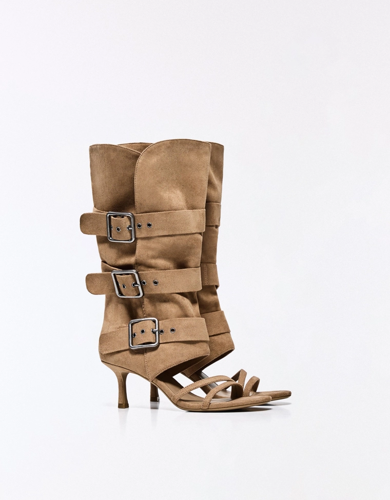 Босоножки на каблуке с широким верхом и пряжками