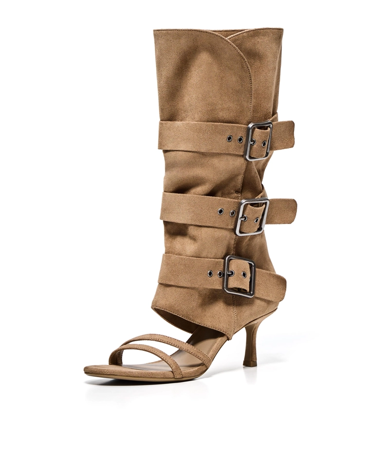 Босоножки на каблуке с широким верхом и пряжками